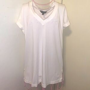 🎁🥂Bundle of 2 Like New Banana Republic Navy blue & white Vneck shirt- small